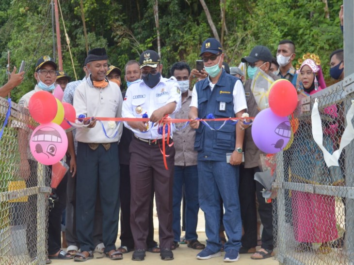 BUPATI KAMPAR MERESMIKAN JEMBATAN JALUR INTERPRETASI DI KECAMATAN KAMPAR KIRI HULU