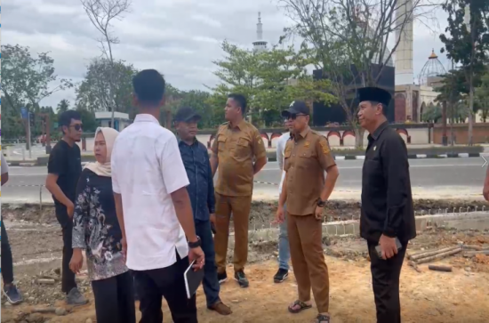 Kunjungan Komisi IV DPRD Kampar dan Kadis PUPR Tinjau Proyek Penetaan Pedestrian Taman Kota